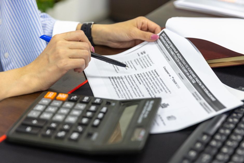 Dueño de PYME revisando el control de gastos y crédito de IVA en su computadora