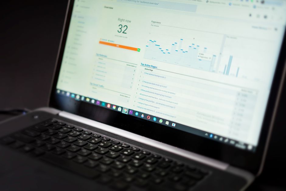 Computadora con un panel de información para revisar el rendimiento comercial