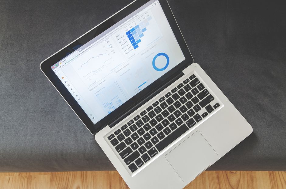 Computadora con herramientas de trabajo e información organizada