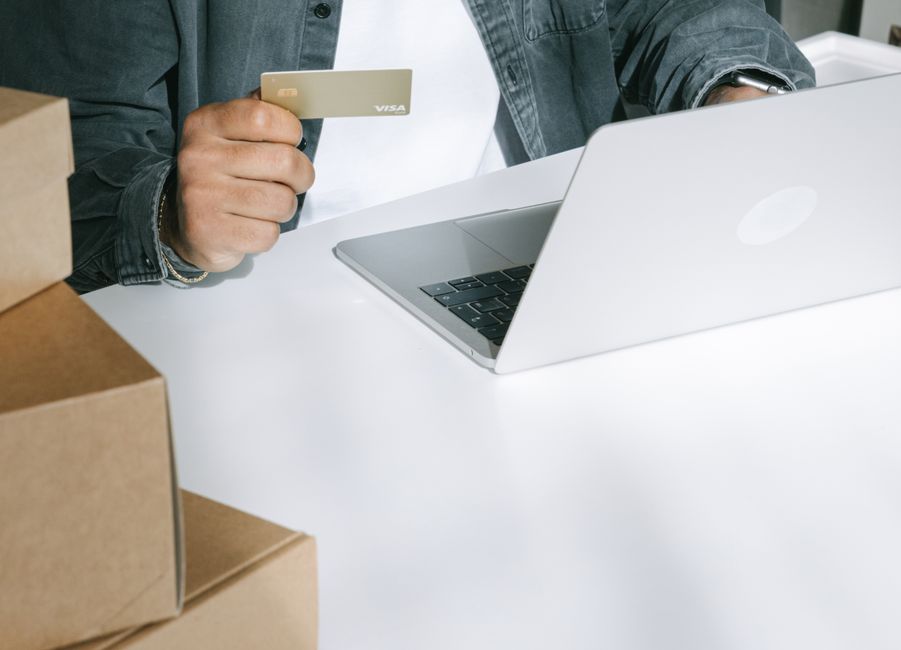 Emprendedor costarricense creando su tienda online desde el celular en pocos minutos