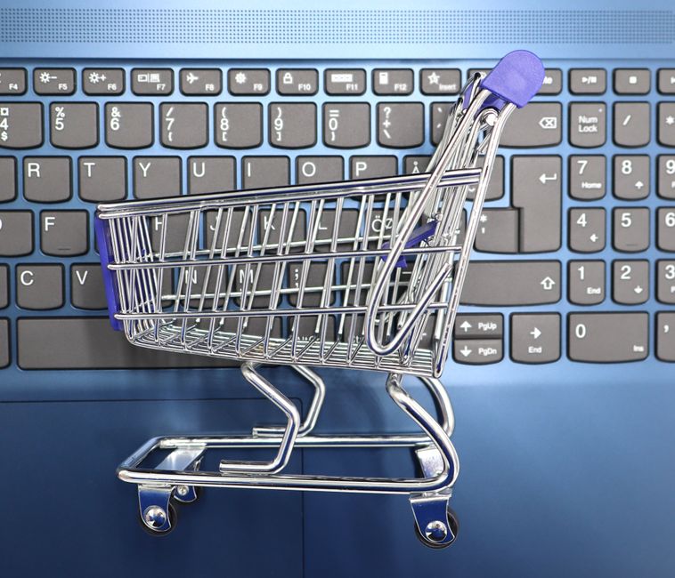 Emprendedora costarricense empacando un pedido de su tienda online para envío