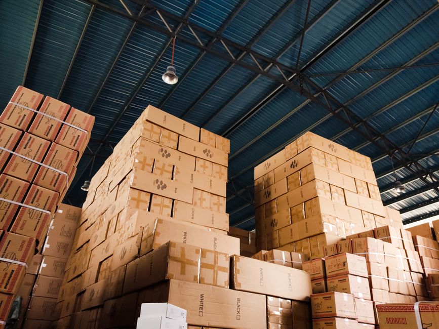 Bodega de una distribuidora mayorista costarricense con control de inventario