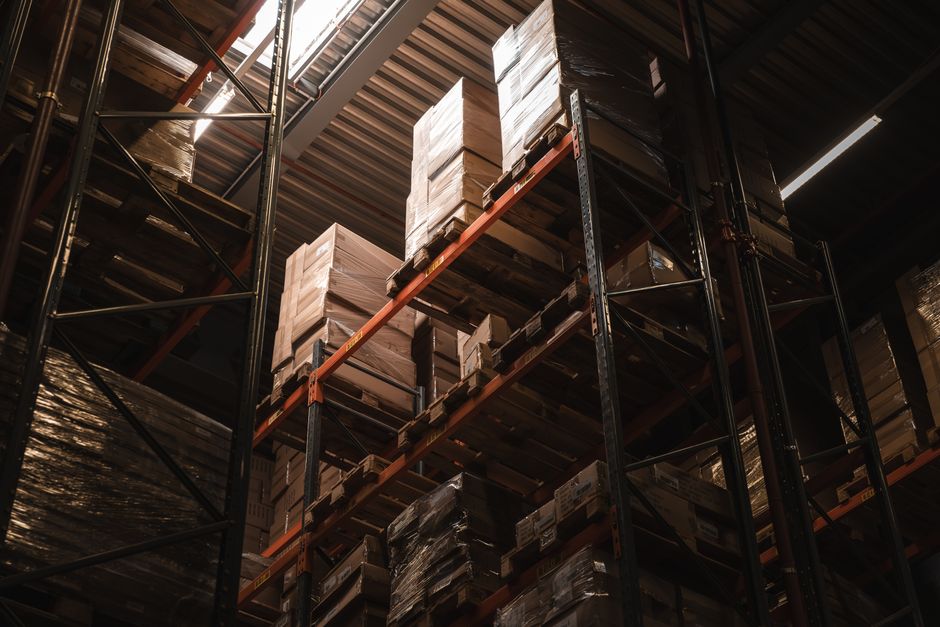 Cajas de inventario en bodega para una tienda en línea en Costa Rica