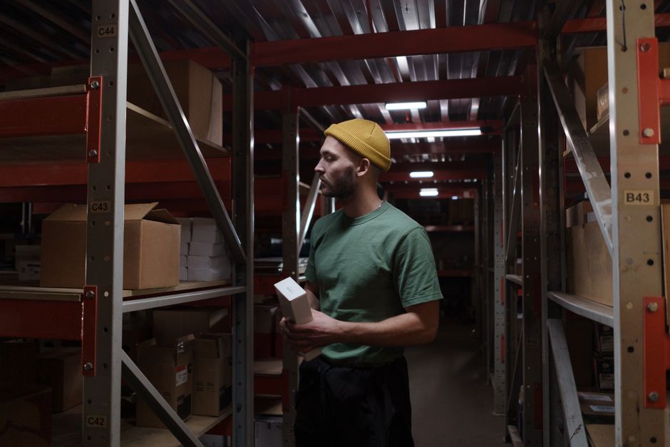 Preparación y empaque de pedidos en la bodega de una PYME costarricense