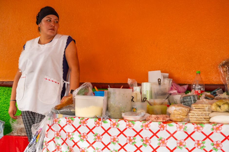 Dueño de PYME en Costa Rica revisando el panel de administración de su app móvil