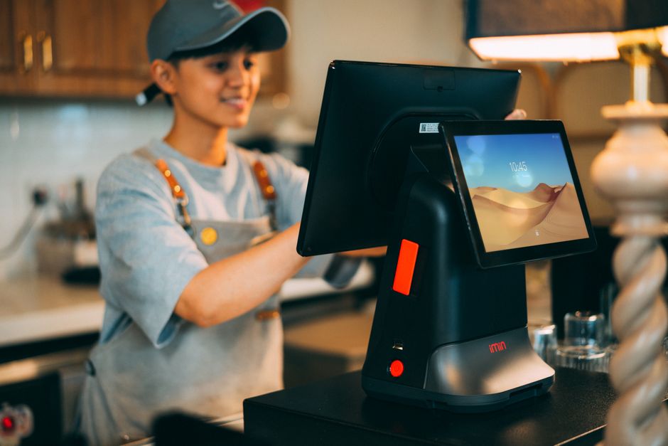 Panel de administración de una tienda en línea tica mostrando productos, pedidos y cobros