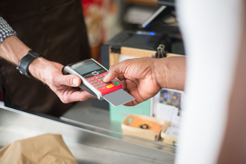 Caja de un comercio costarricense con sistema de punto de venta en el mostrador