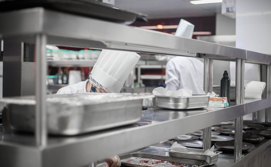 Cocina de un restaurante costarricense en plena operación usando inteligencia artificial para pedidos e inventario