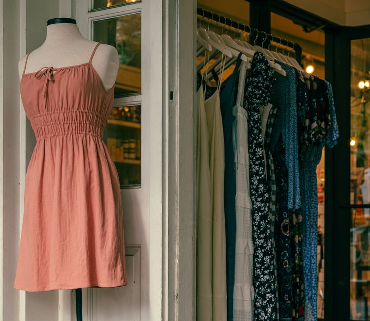 Tienda de ropa costarricense con etiquetas de descuento durante la temporada de ofertas