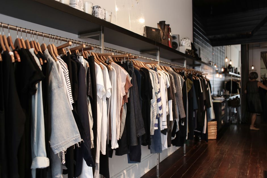 Prendas de una tienda de ropa costarricense listas para ser revisadas tras una devolución